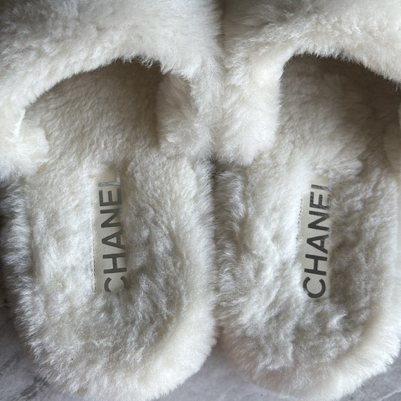 EUC Chanel ivory shearling Furry Slippers and carrying case Set size 38 - Picture 5 of 8